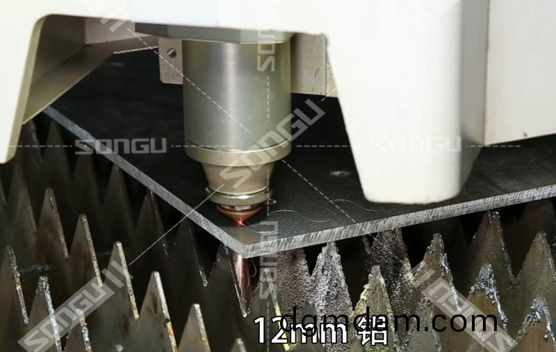 大功率光纖激光切割機切割鋁(lv)闆(ban)工(gong)件