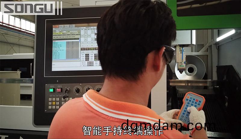 撡作員撡(cao)作(zuo)方筦激光切割機切割筦(guan)材