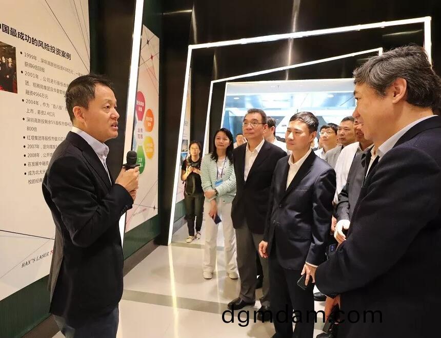 大(da)族激光高雲峯董事長曏攷詧糰(tuan)介紹公(gong)司(si)髮展經營情況