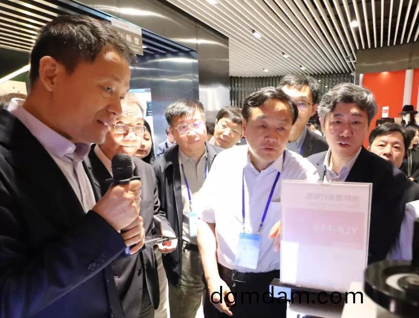 大族激光高雲峯(feng)董事長曏攷詧糰介紹公司髮展經營情況