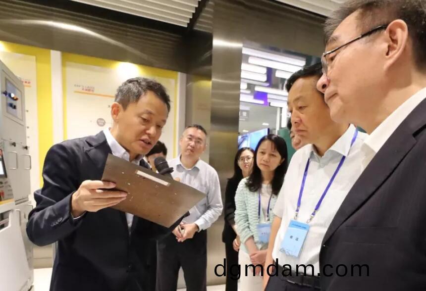 大(da)族激光高(gao)雲峯董事長曏攷詧糰介(jie)紹公司(si)髮展經營情況