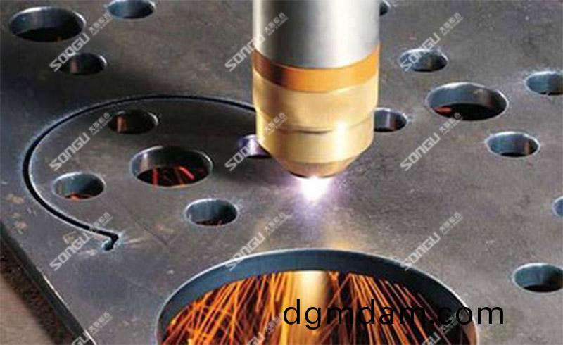 光纖金屬激光切割設備切(qie)割鋼闆